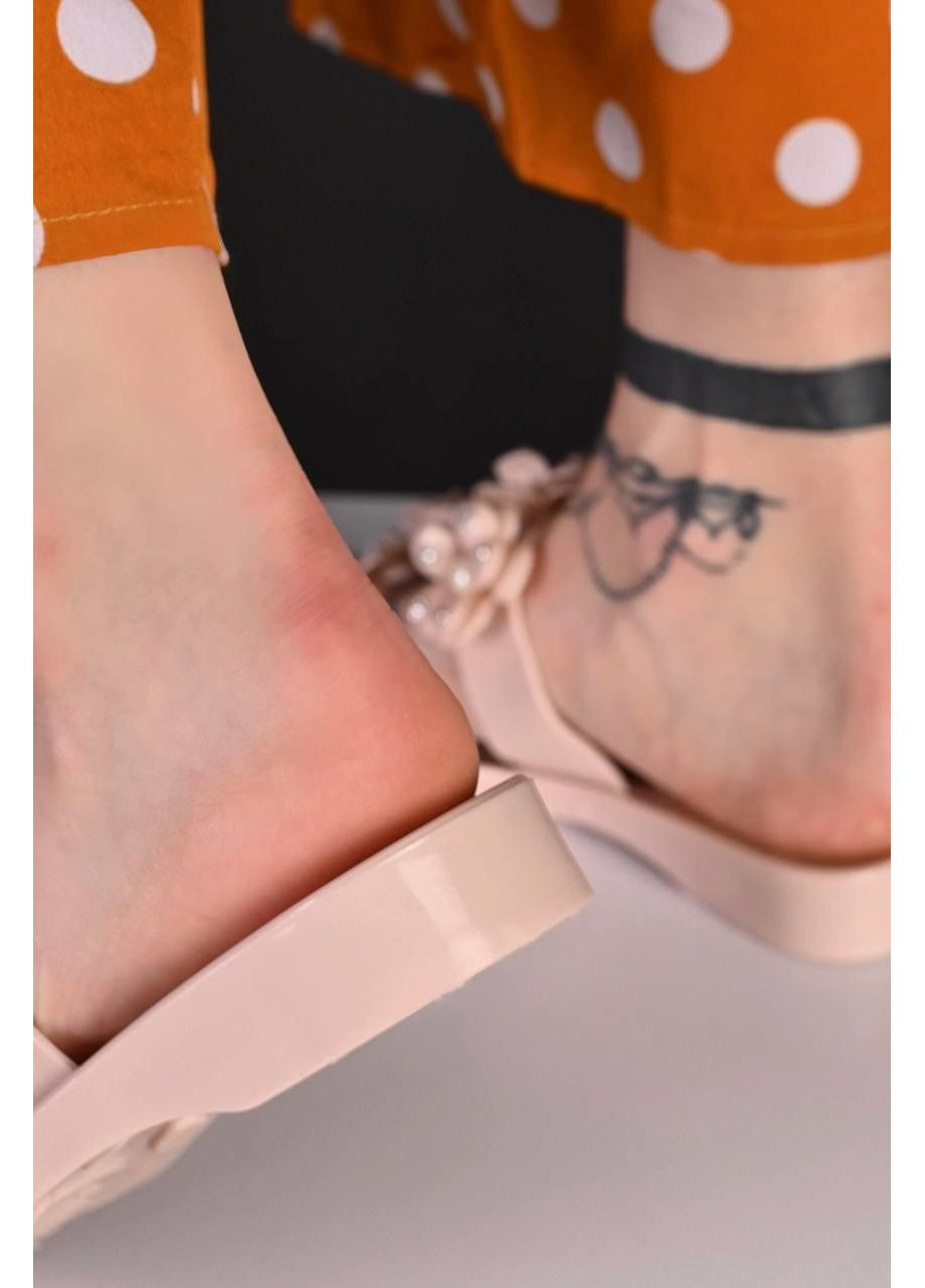 Бежевые шлепанцы женские летние бежевые силиконовые No Brand с цветами