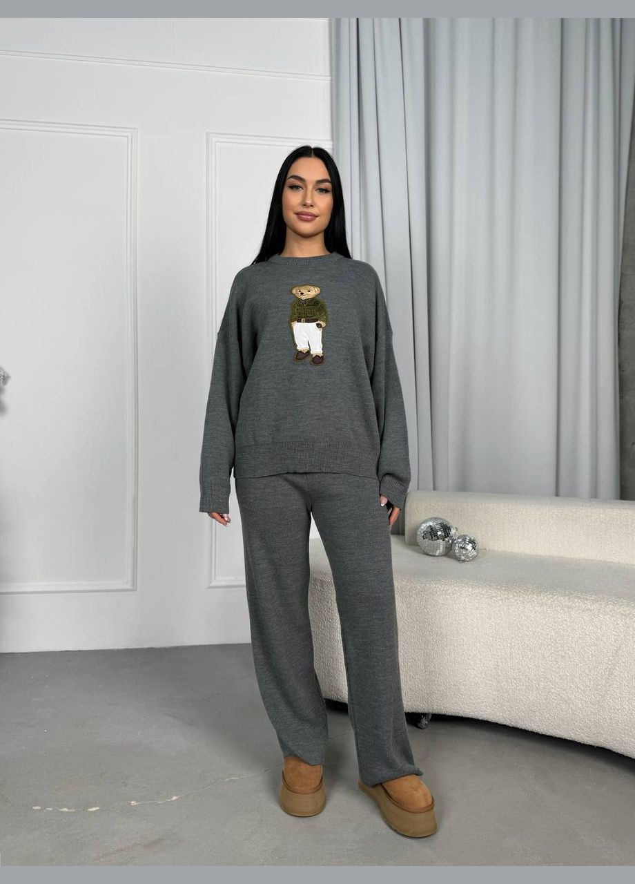 Жіночий теплий в'язаний брючний костюм із ведмедиком в стилі поло темний беж No Brand (315896787)