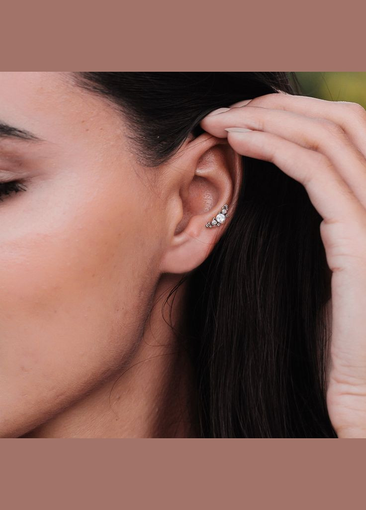 Титановая серьга лабрет для пирсинга хряща уха, хеликса, губ TIL33-1608-C накрутка кластер с фианитами Spikes (333698302)