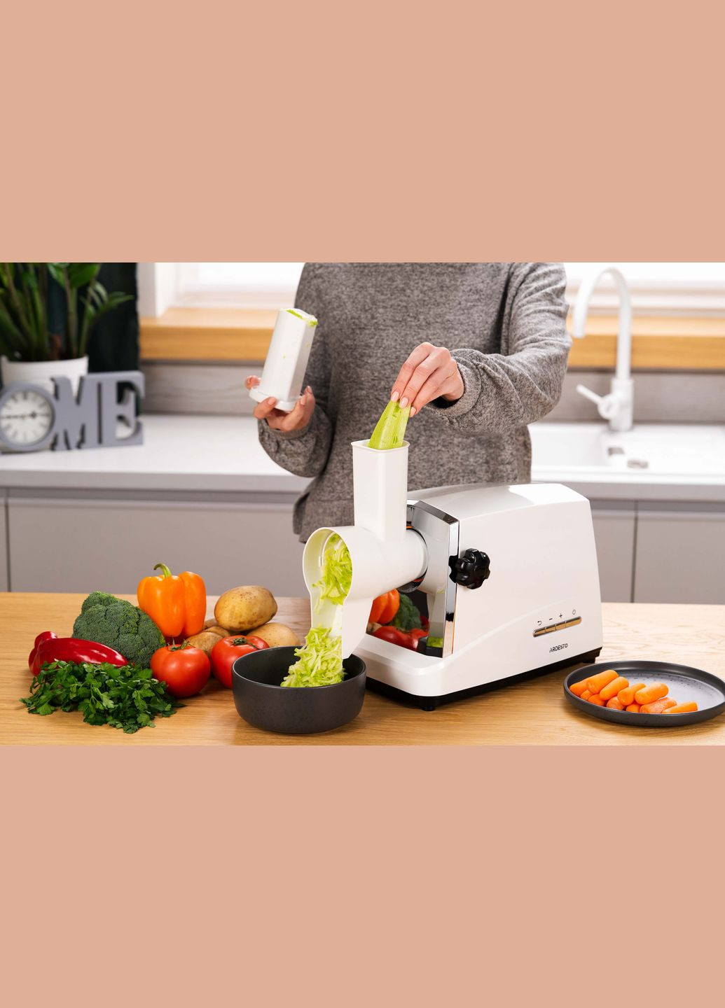 Мясорубка, 1750Вт, продук.2 кг/мин, 3 решетки + для ковб., кеббе, 4 терки, насадка для томатов, пластик, бело-серебристый Ardesto (315600988)
