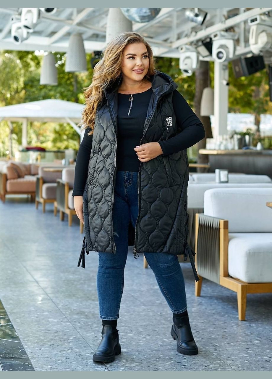 Жіноча демісезонна об’ємна жилетка чорна батал стьобана довга до коліна з капюшоном на блискавці Viki Жилет (316087813)