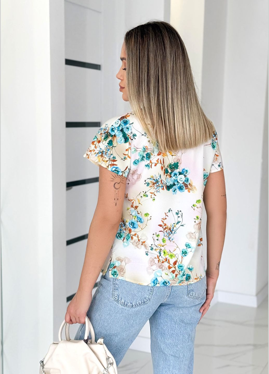 Белая летняя блузка-футболка прямого кроя с нежным цветочным принтом INNOE Блуза-футболка