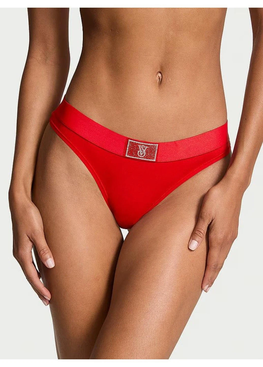 Трусики-стрінги жіночі бавовняні з логотипом Logo Cotton Shine Patch Thong Panty червоні Victoria's Secret (316659443)