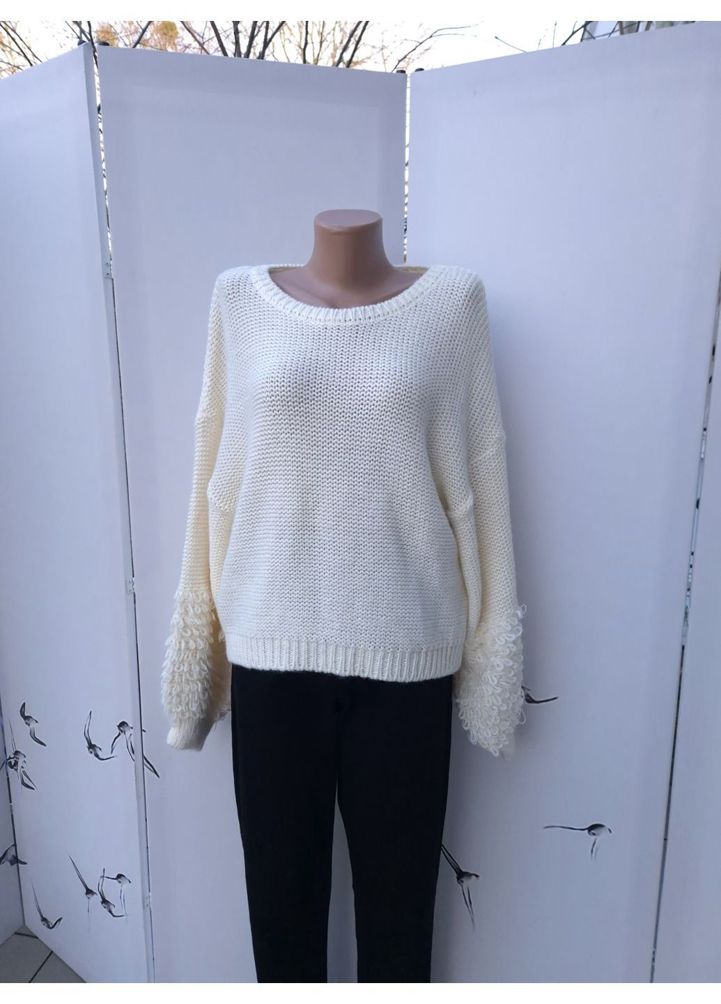 Молочный демисезонный свитер женский с петельками на рукавах джемпер Kiabi
