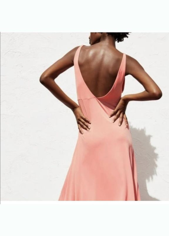 Розовое платье меди на бретелях розовое летнее сарафан с вырезом Zara