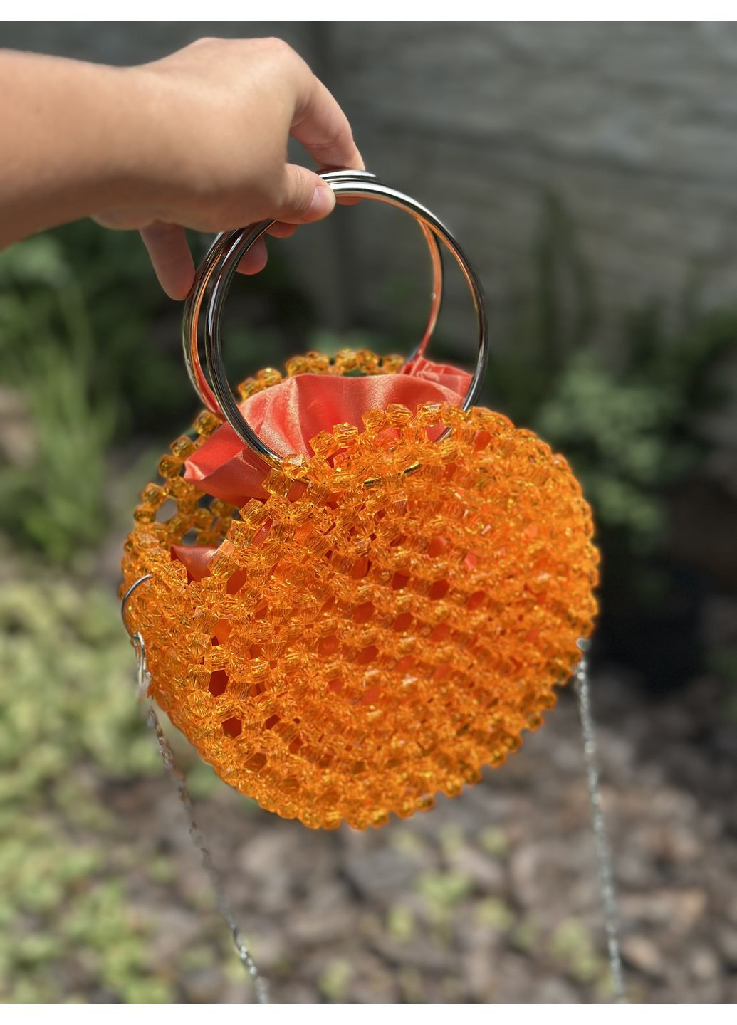 Жіноча кругла сумка з намистин ручної роботи з ланцюжком червона No Brand (362136999)