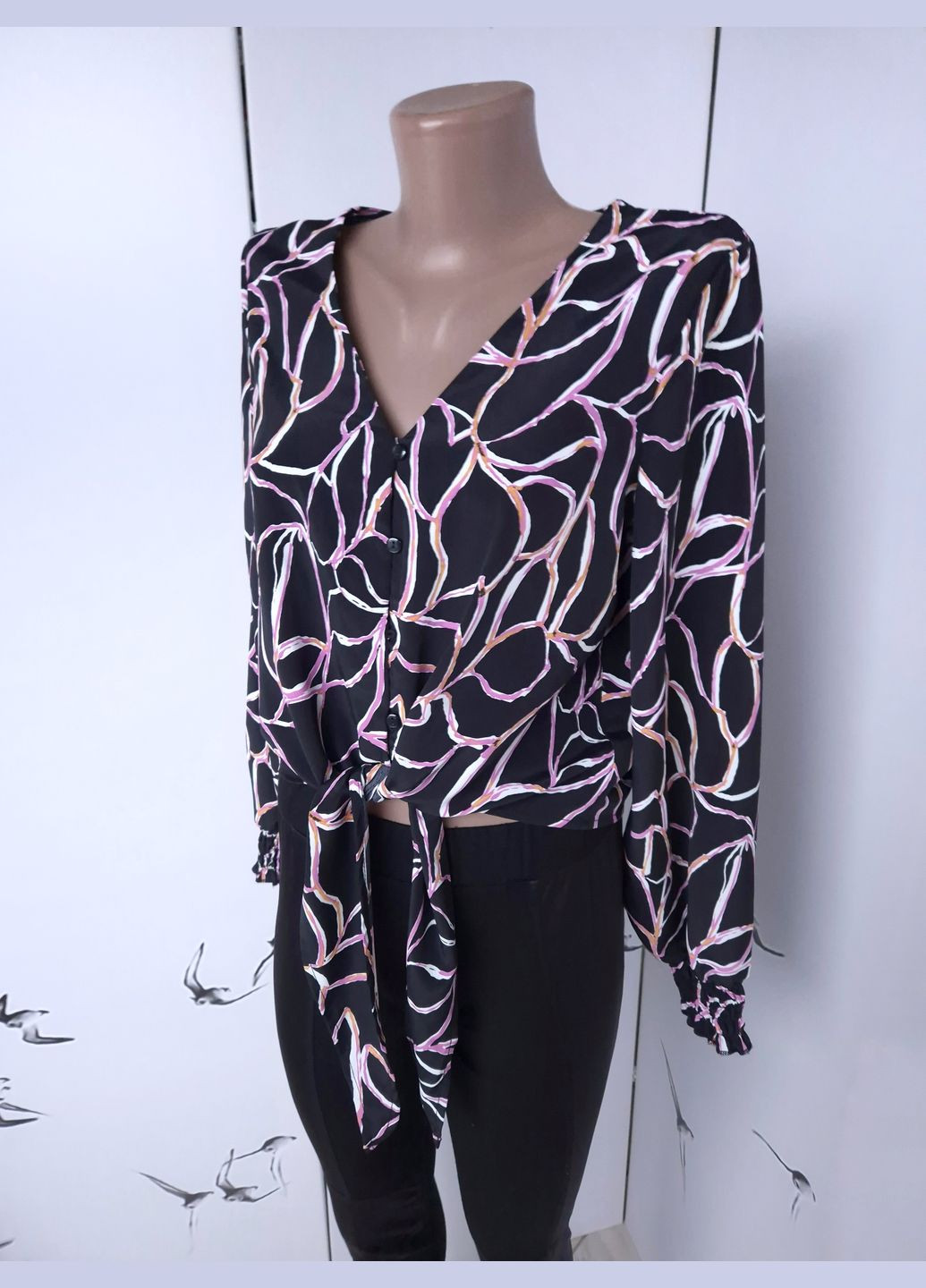 Чёрная блузка женская в абстрактный принт с завязкой спереди Vero Moda