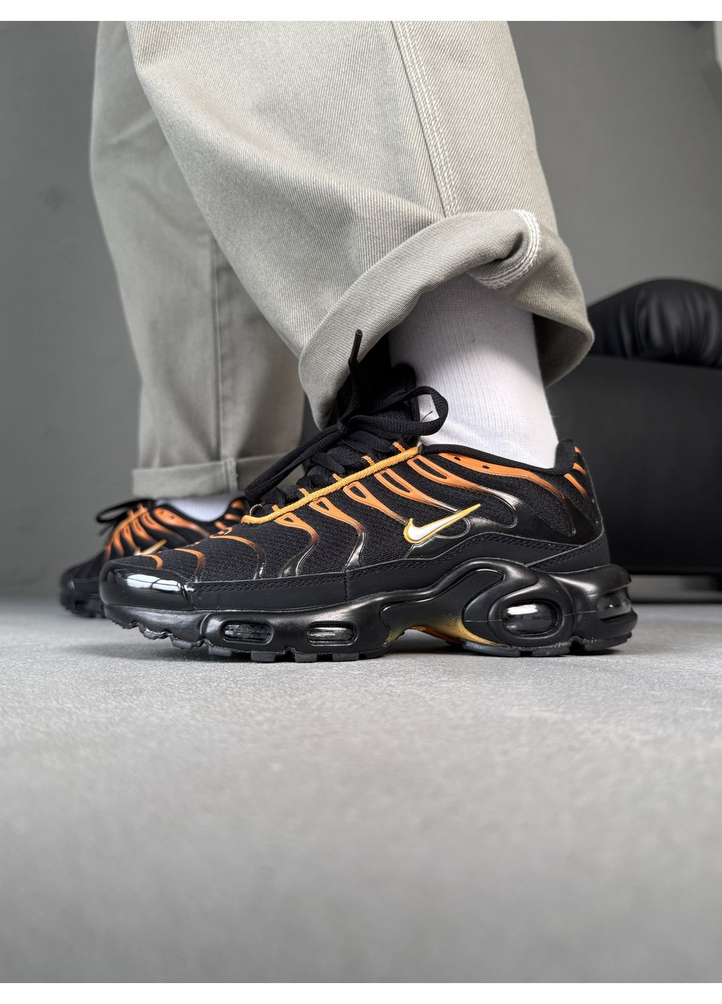Чорні Осінні кросівки чоловічі nike air max tn plus black / orange nik-0538 найк аір макс тн плюс No Brand
