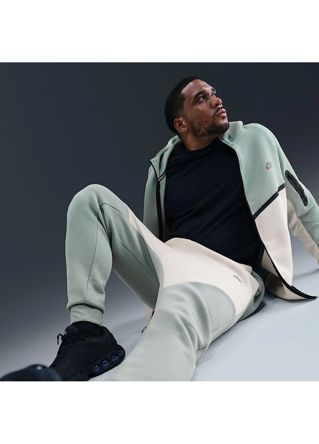 Белые демисезонные брюки Nike