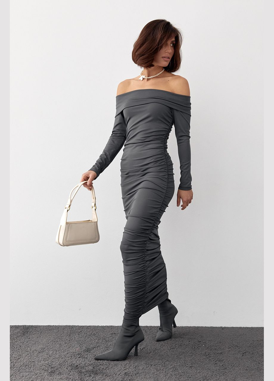 Темно-серое вечернее силуэтное платье с драпировкой и открытыми плечами 00102 Lurex однотонное