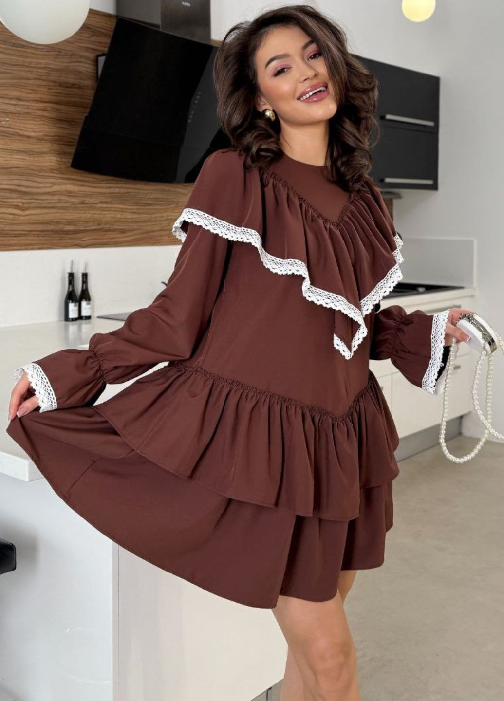 Коричнева коктейльна вишукана легка літня міні сукня з поясом та прикрашена воланами з мереживом Tik-Tak однотонна