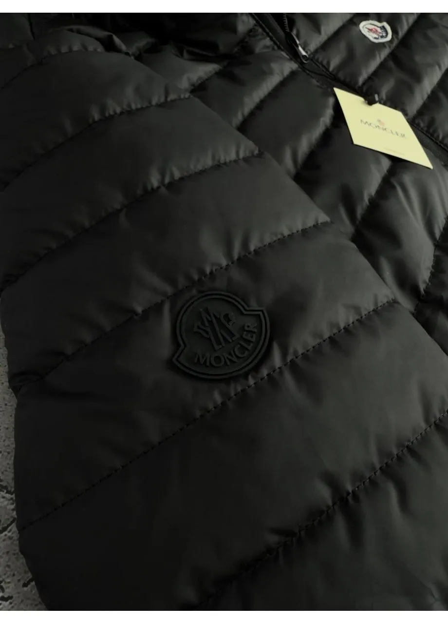 Чорна демісезонна вітровка Moncler