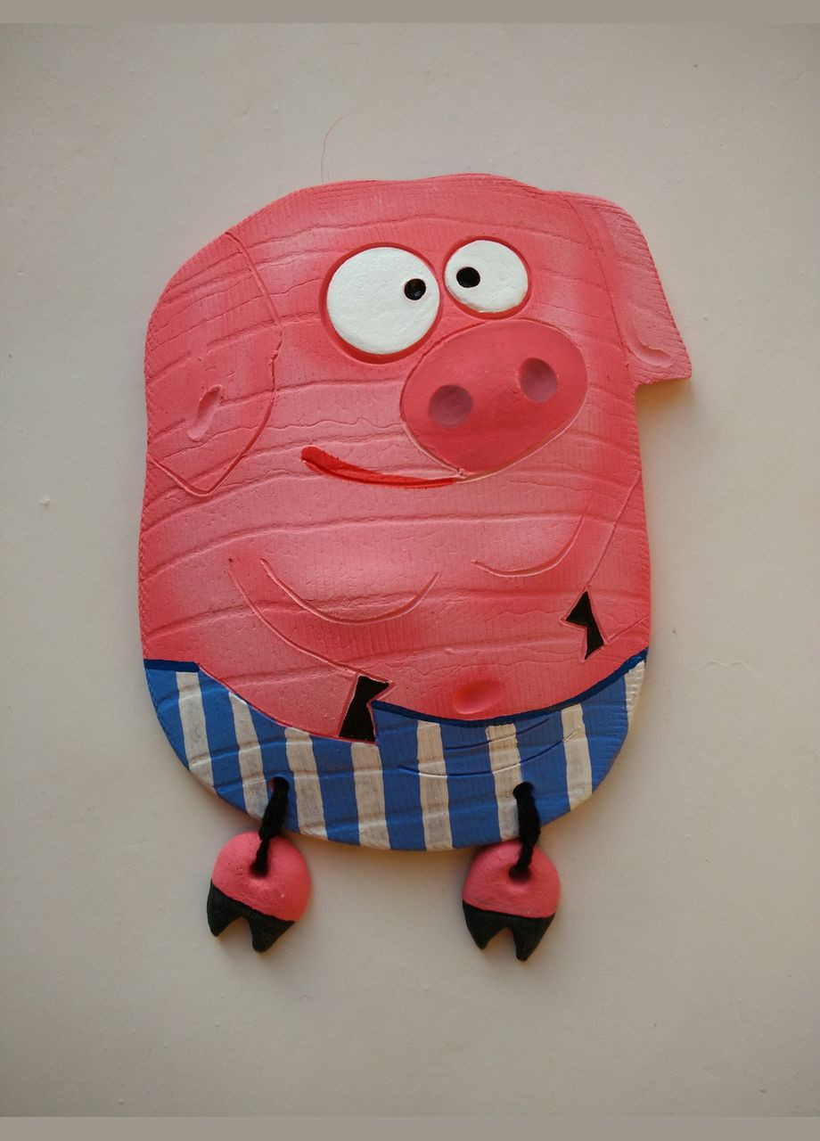 Керамическое настенное панно "Веселый Поросенок" (голубые шорты в белую полоску) Коти&Ангели (301532985)