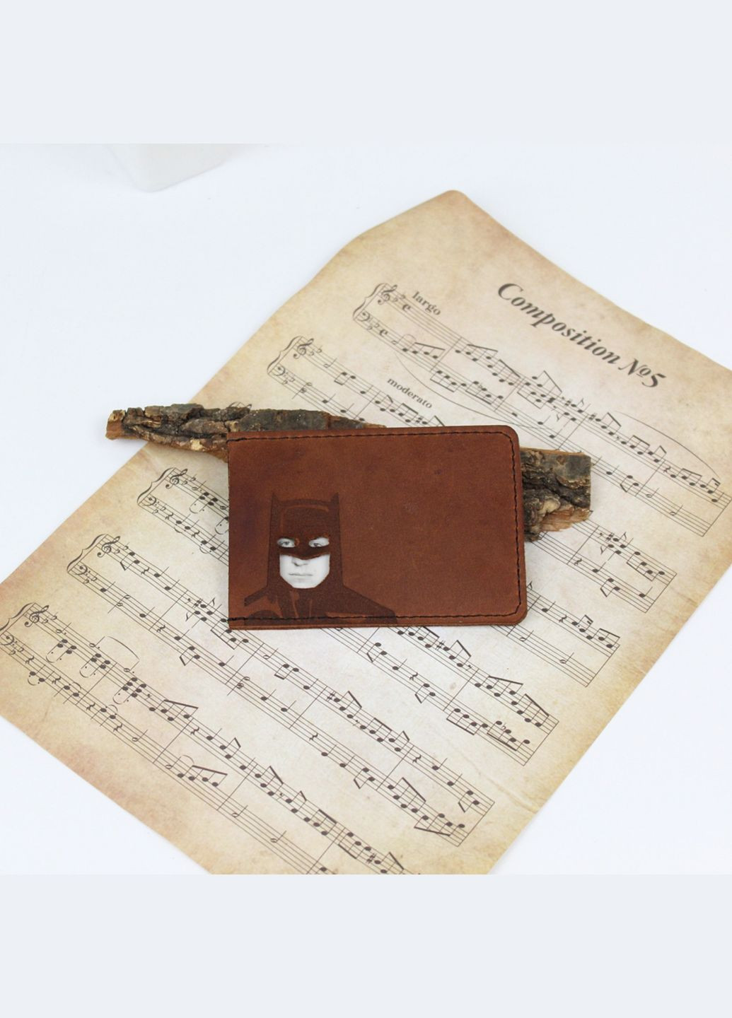 Копія Шкіряна обкладинка чохол на пластиковий id паспорт з гравіюванням Batman. Коричнева No Brand (299330183)