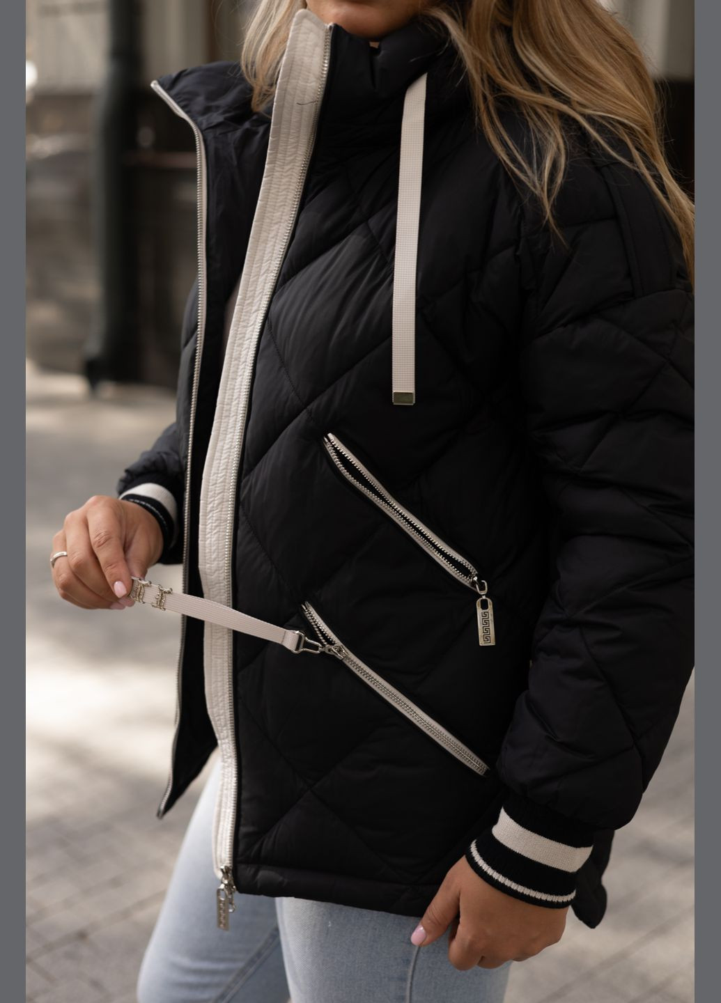 Чорно-біла зимня зимова коротка жіноча куртка чорна з молочним 122252 Svidni