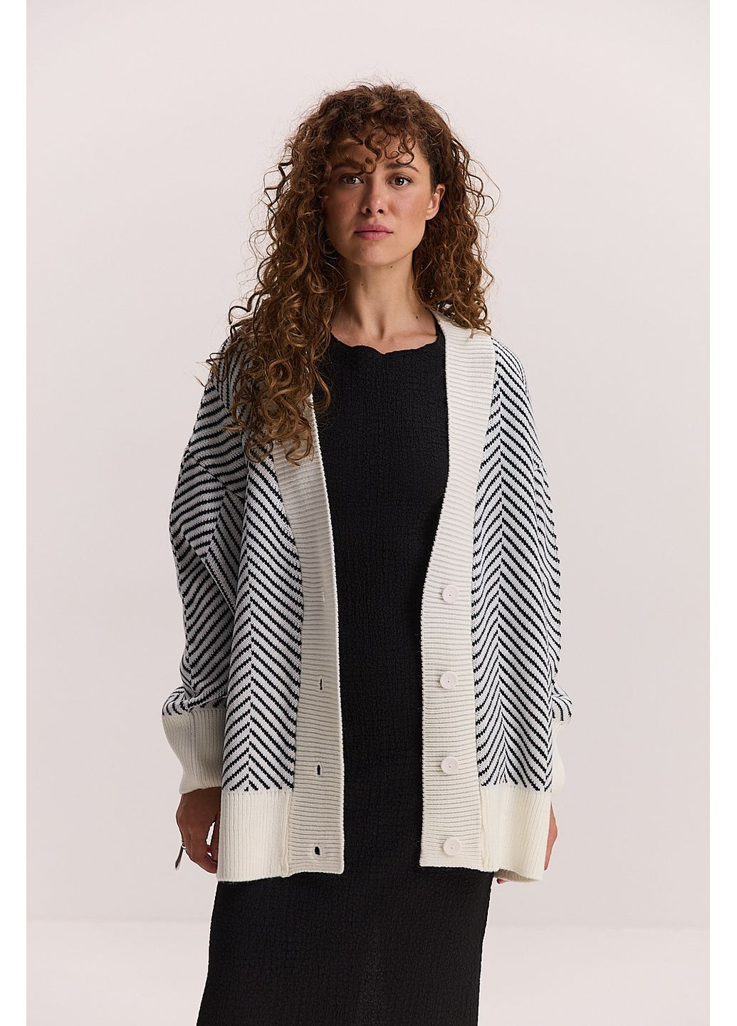 Жіночий кардиган oversize молочний з синім візерунком ялинка Arjen (353306034)