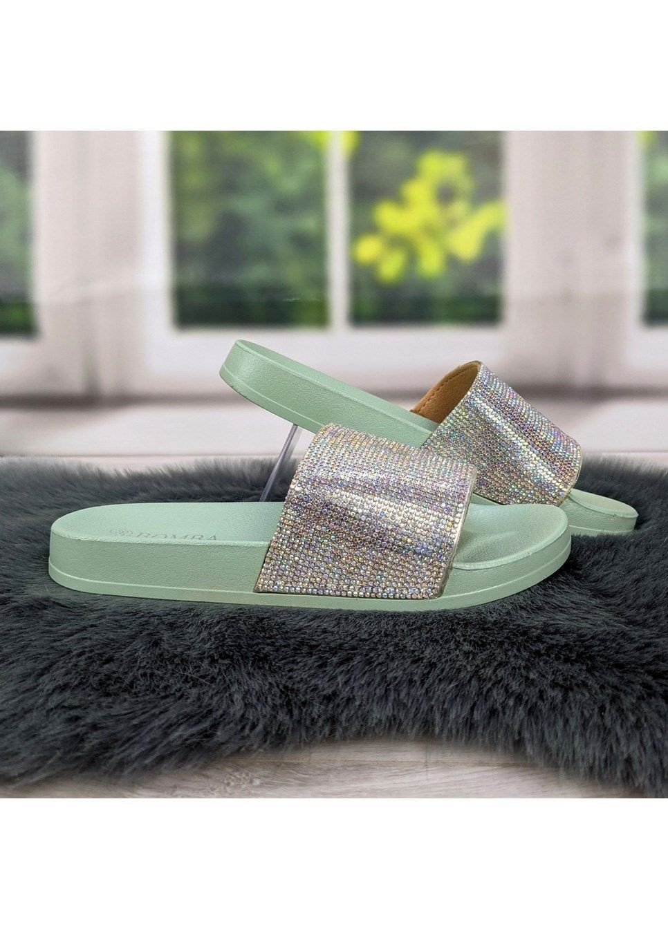 Оливковые шльопанцы женские со стразами Bomba