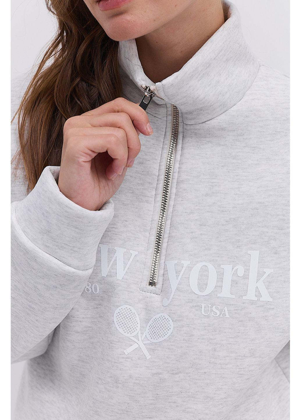 Женский теплый спортивный костюм со свитшотом светло-серый с принтом New York Arjen (364967622)