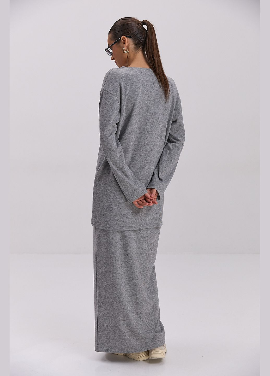 Жіночий трикотажний костюм зі спідницею і кардиганом графітовий Arjen (324392986)