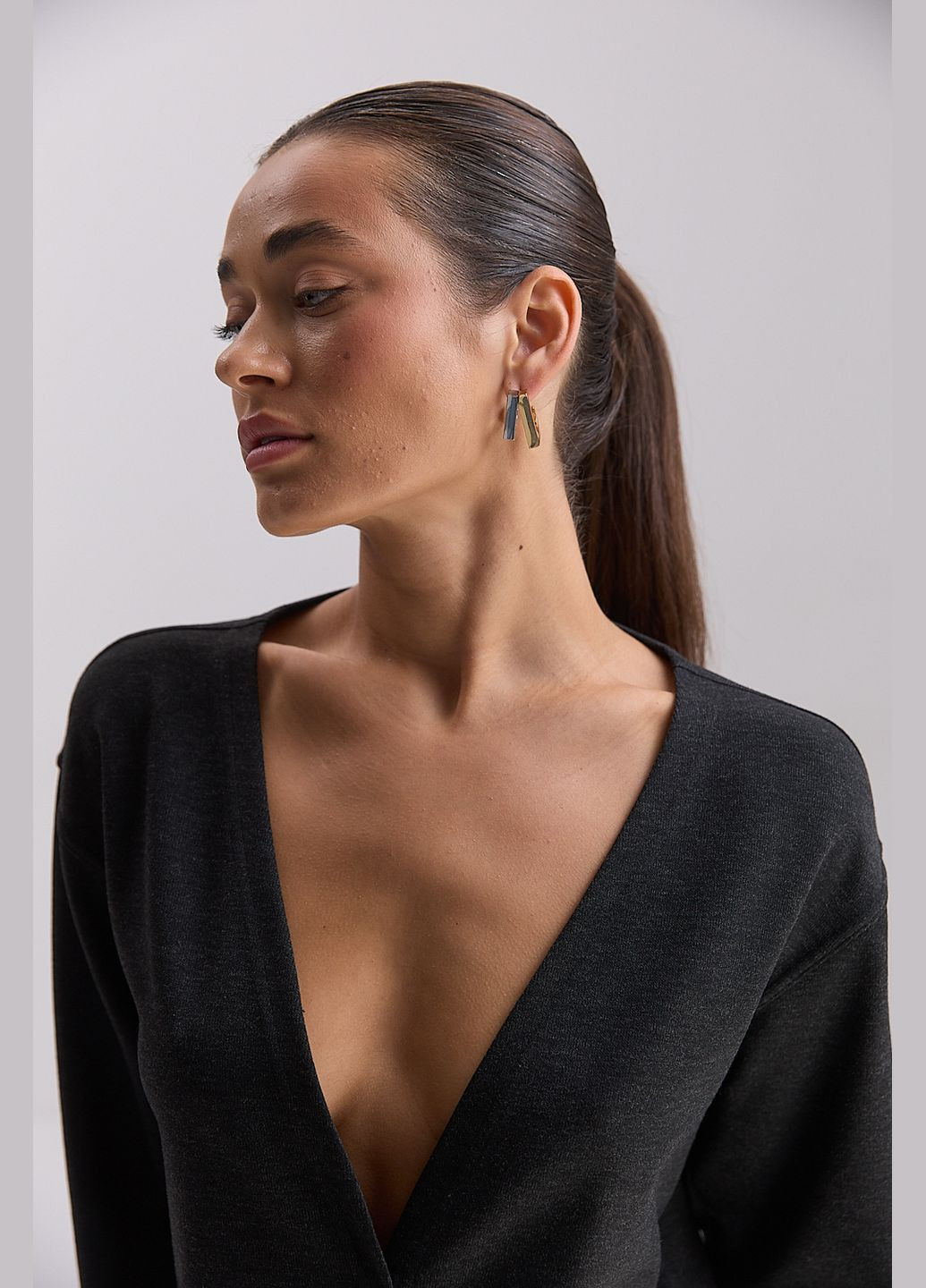 Жіночий трикотажний костюм зі спідницею і кардиганом графітовий Arjen (324392987)