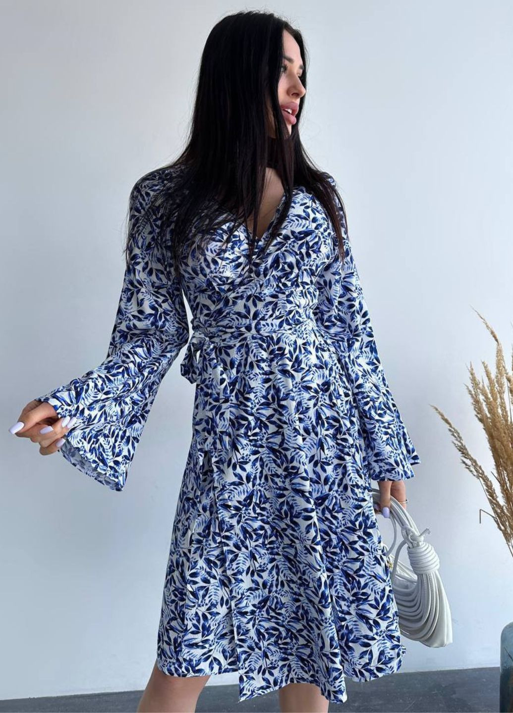 Голубое повседневный льняное платье на запах на запах Україна с цветочным принтом