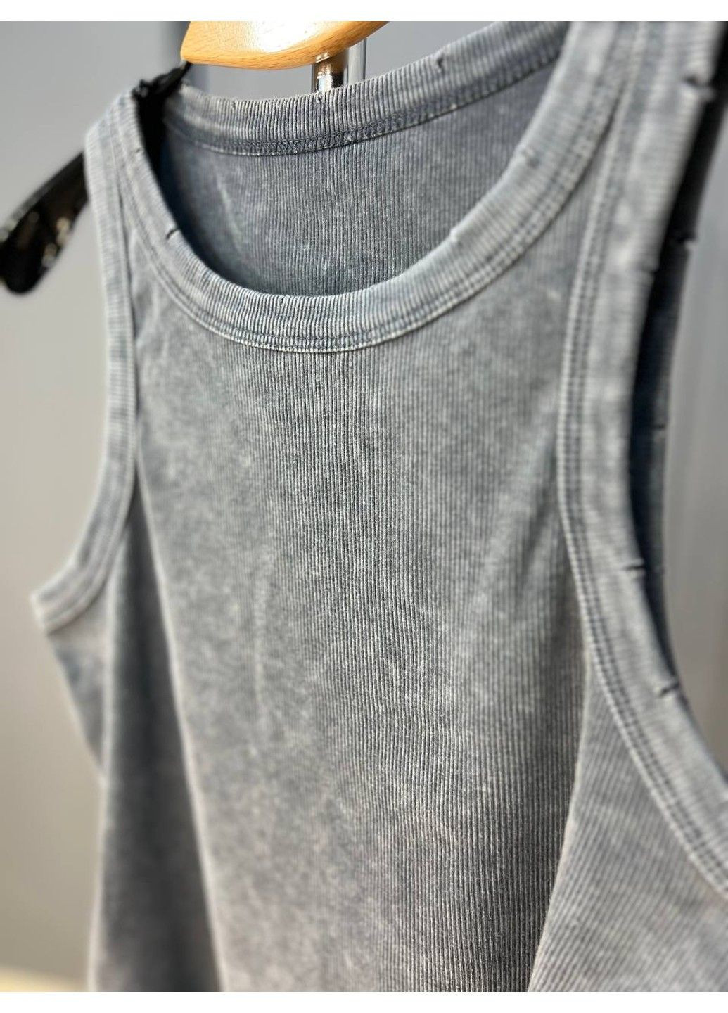 Майка женская YI FANG 501-2733 вареная рубчик порезанные швы No Brand — 304548533