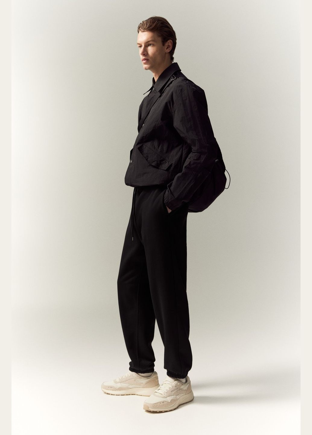 Черные демисезонные брюки H&M