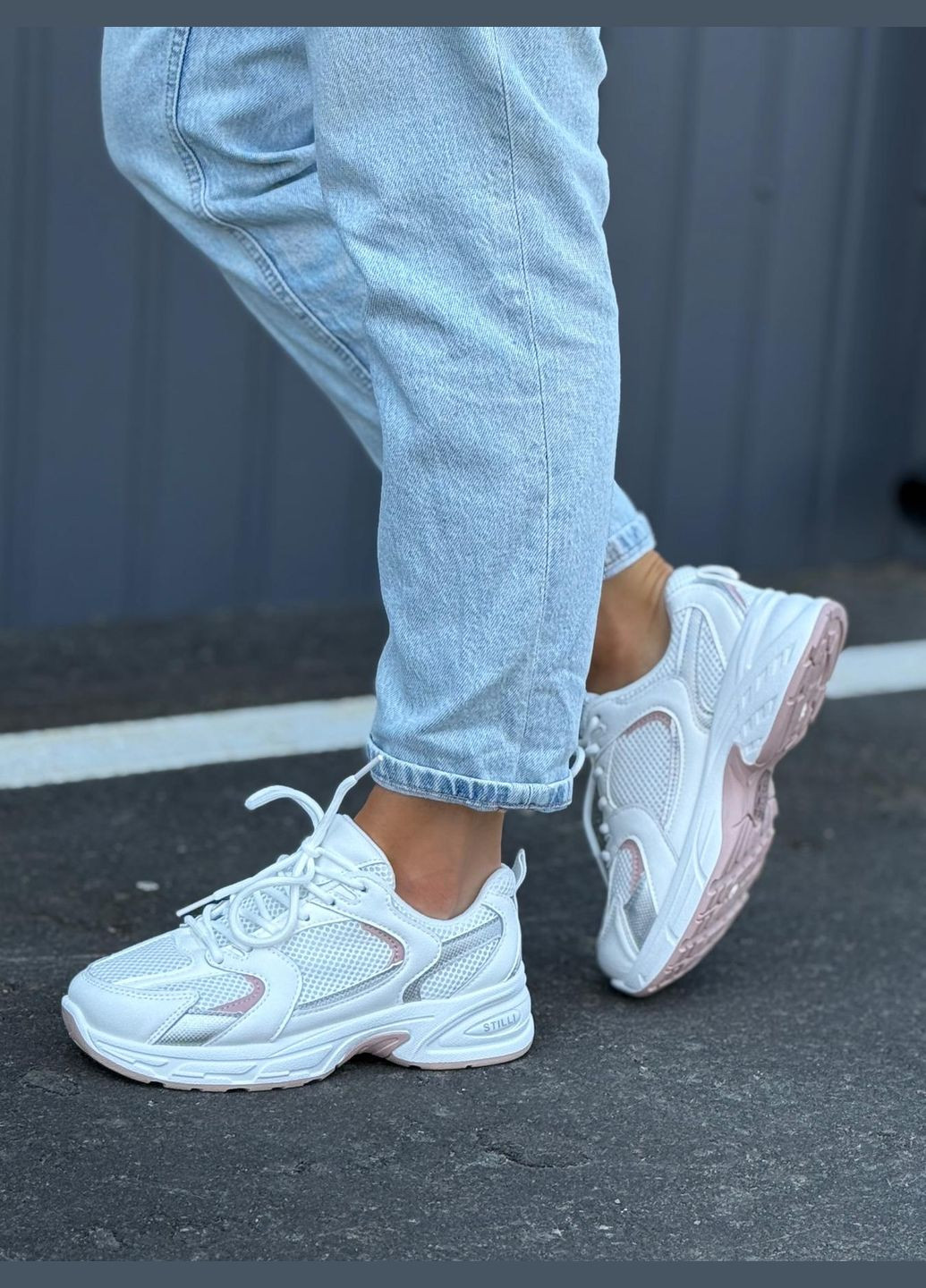 Білі білі жіночі кросівки прес шкіра високої якості рожеві вставки No Brand