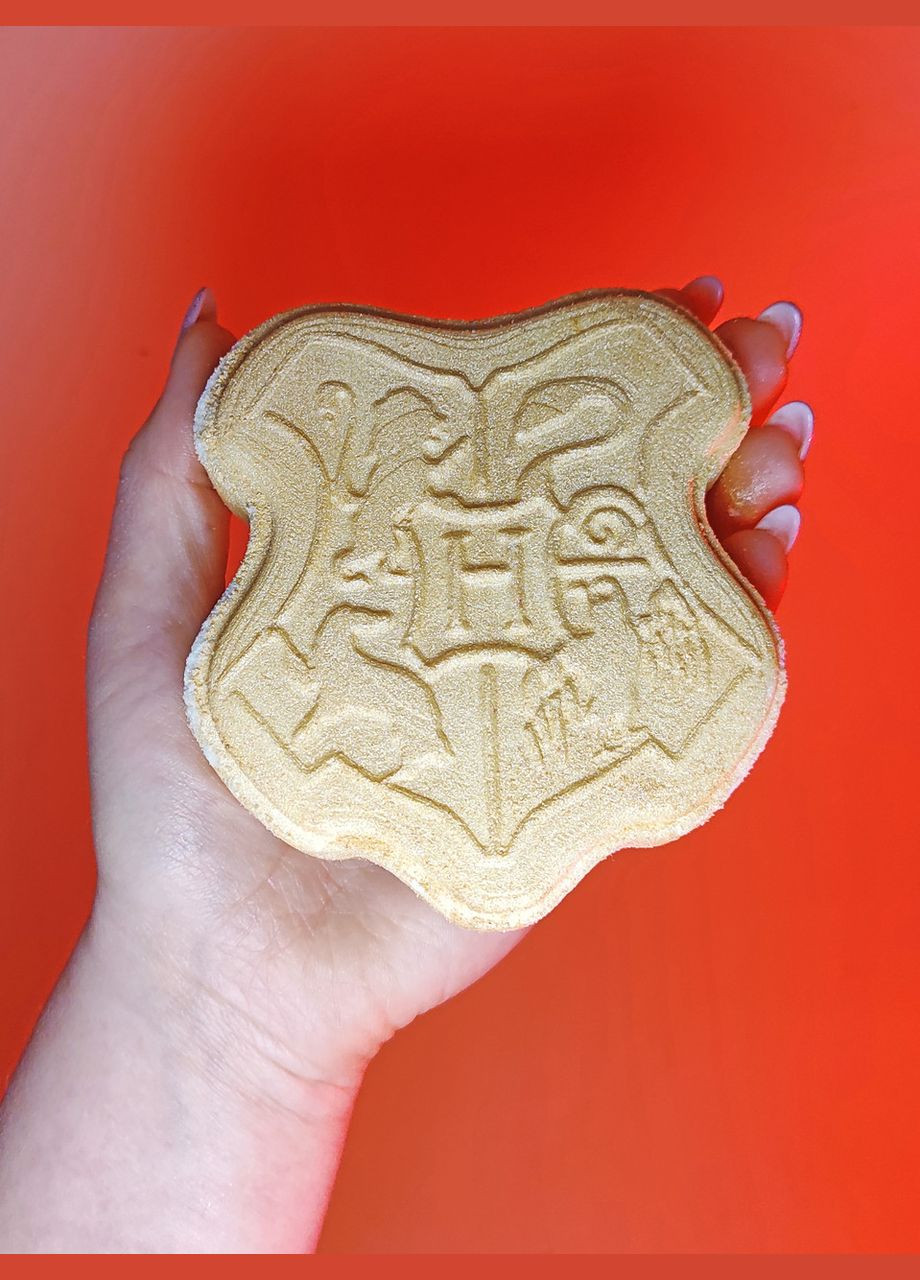 Бомбочка для ванни "Герб Хогвартсу Грифіндор" позолочена 190 г No Brand (318092876)