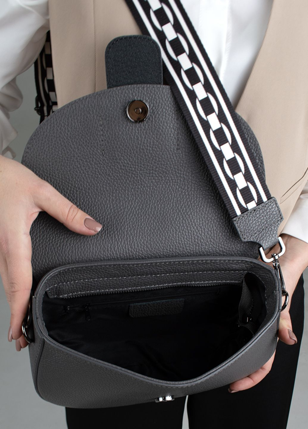 Сумка женская кожаная полукруглая 03478 с текстильным ремешком темно-серая Virginia Conti (302363952)