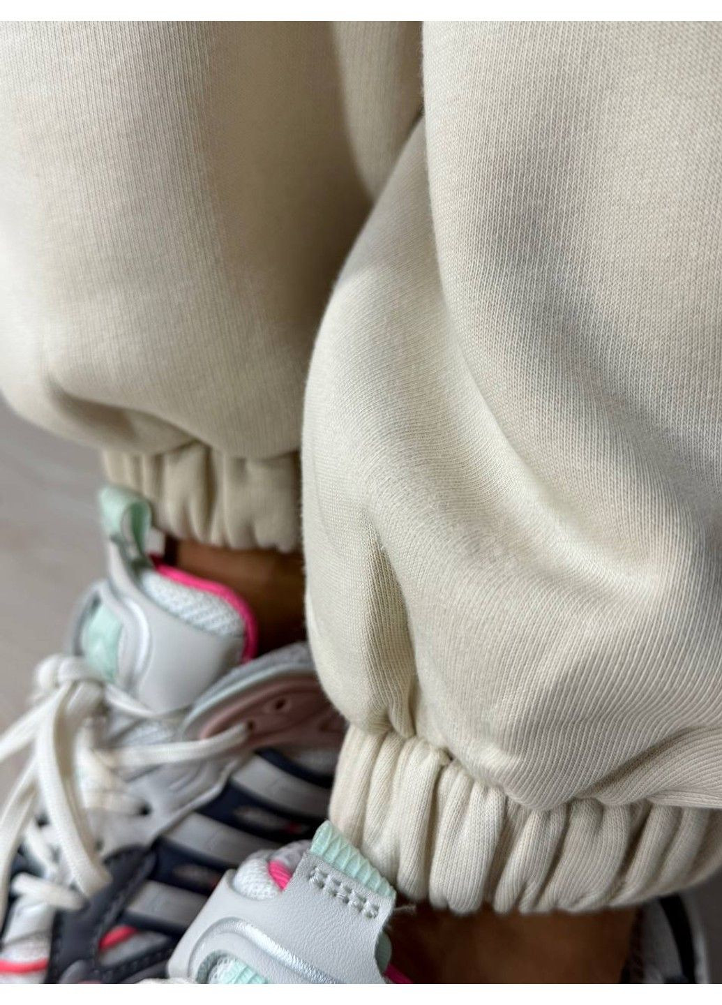 Костюм жіночий 490-480 укорочений світшот з кишенею та джогери утеплений світло бежевий Quzen (346917925)