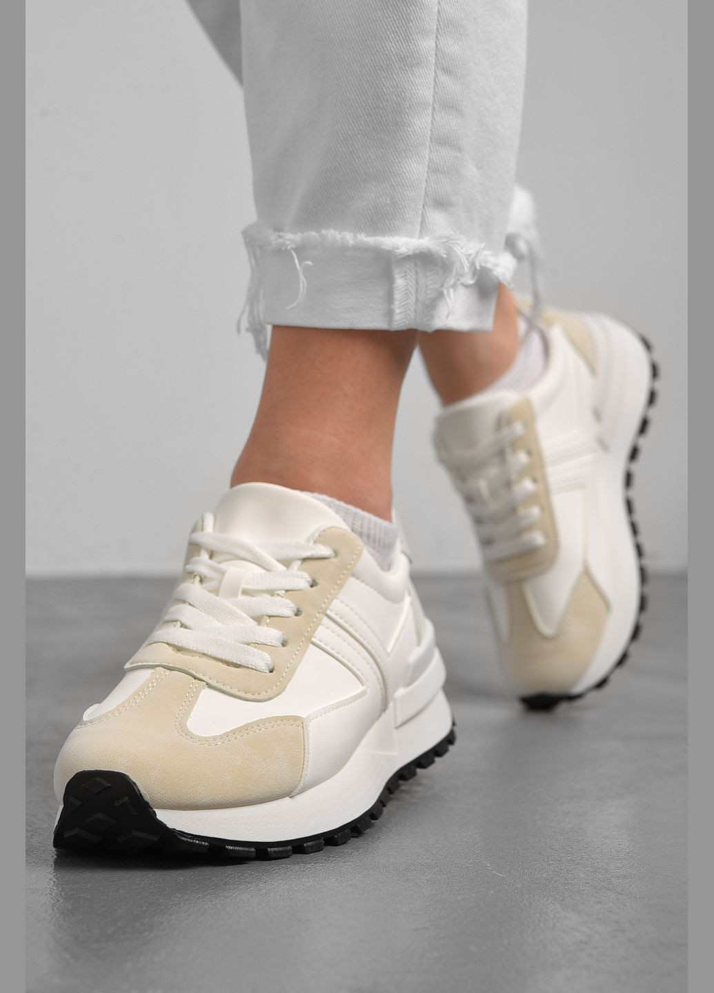 Белые демисезонные кроссовки женские бело-бежевого цвета на шнуровке Let's Shop