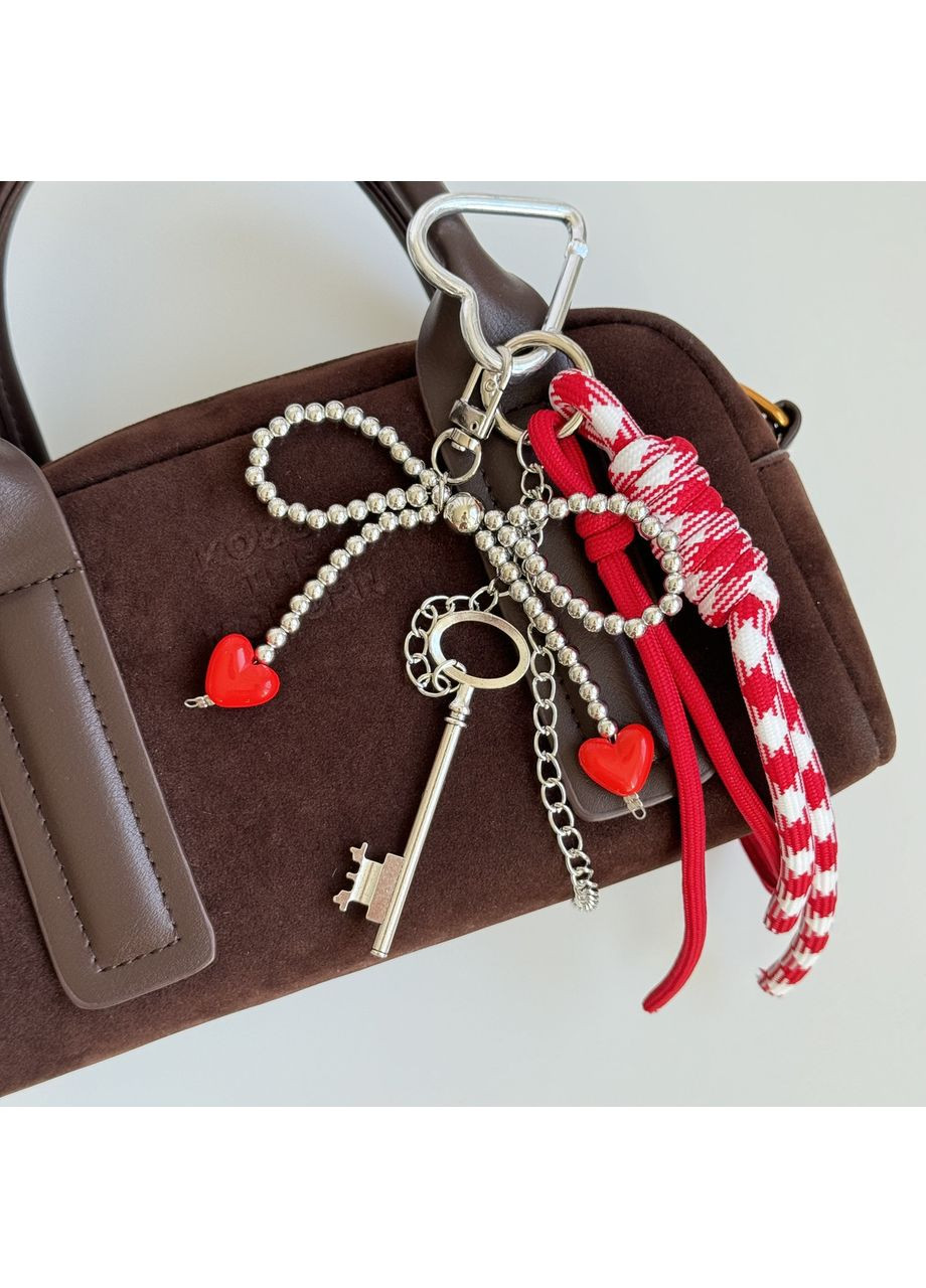 Брелок подвес с металлическим ключиком, бантиком с сердечками и декоративными шнурками на сумку, рюкзак или ключи. B&S (368827093)