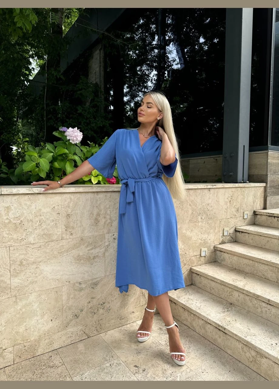 Синее легкое платье на запах с поясом Fashion