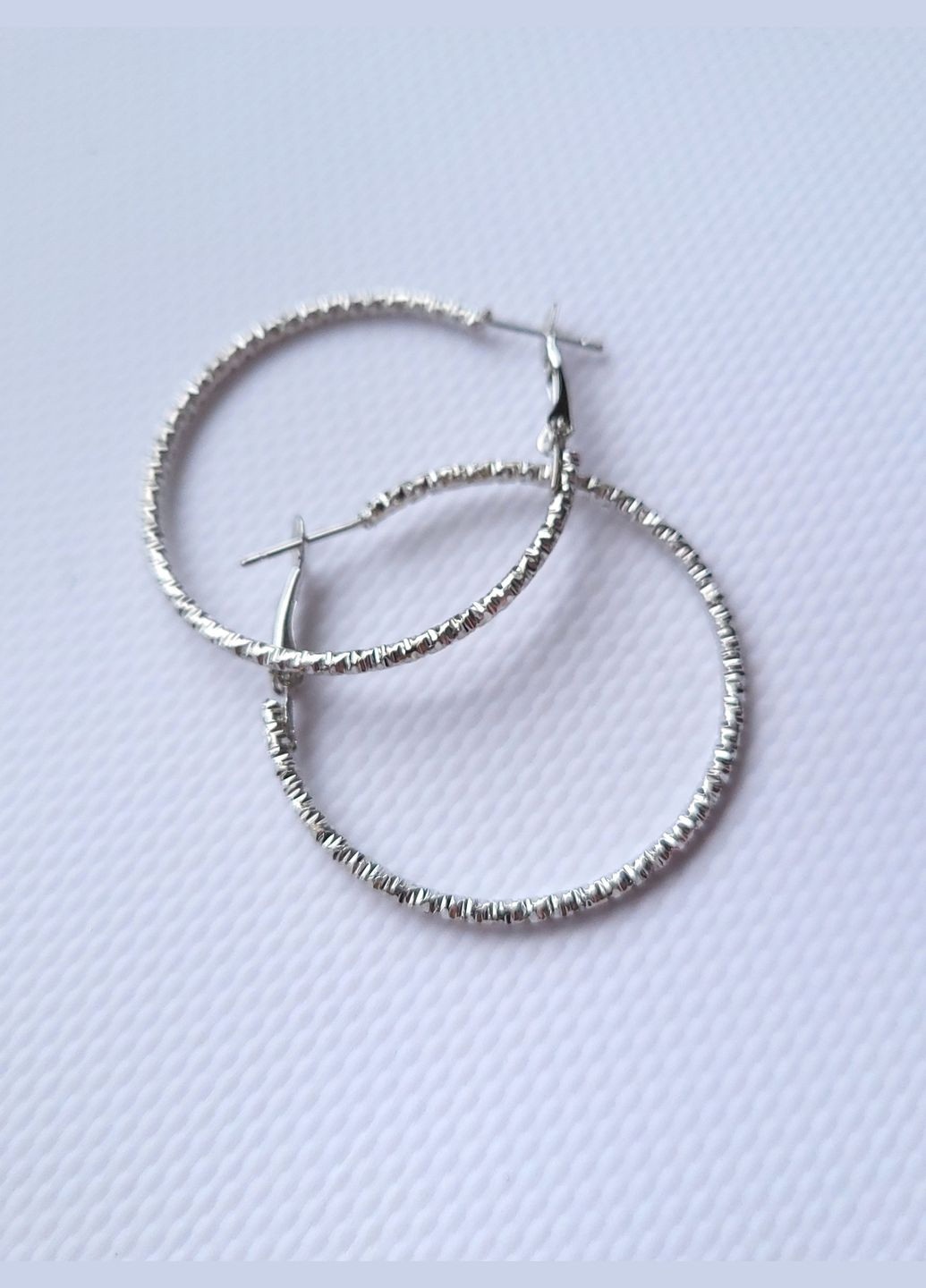 Сережки жіночі рифлені круги кільця 4 см No Brand (278652127)