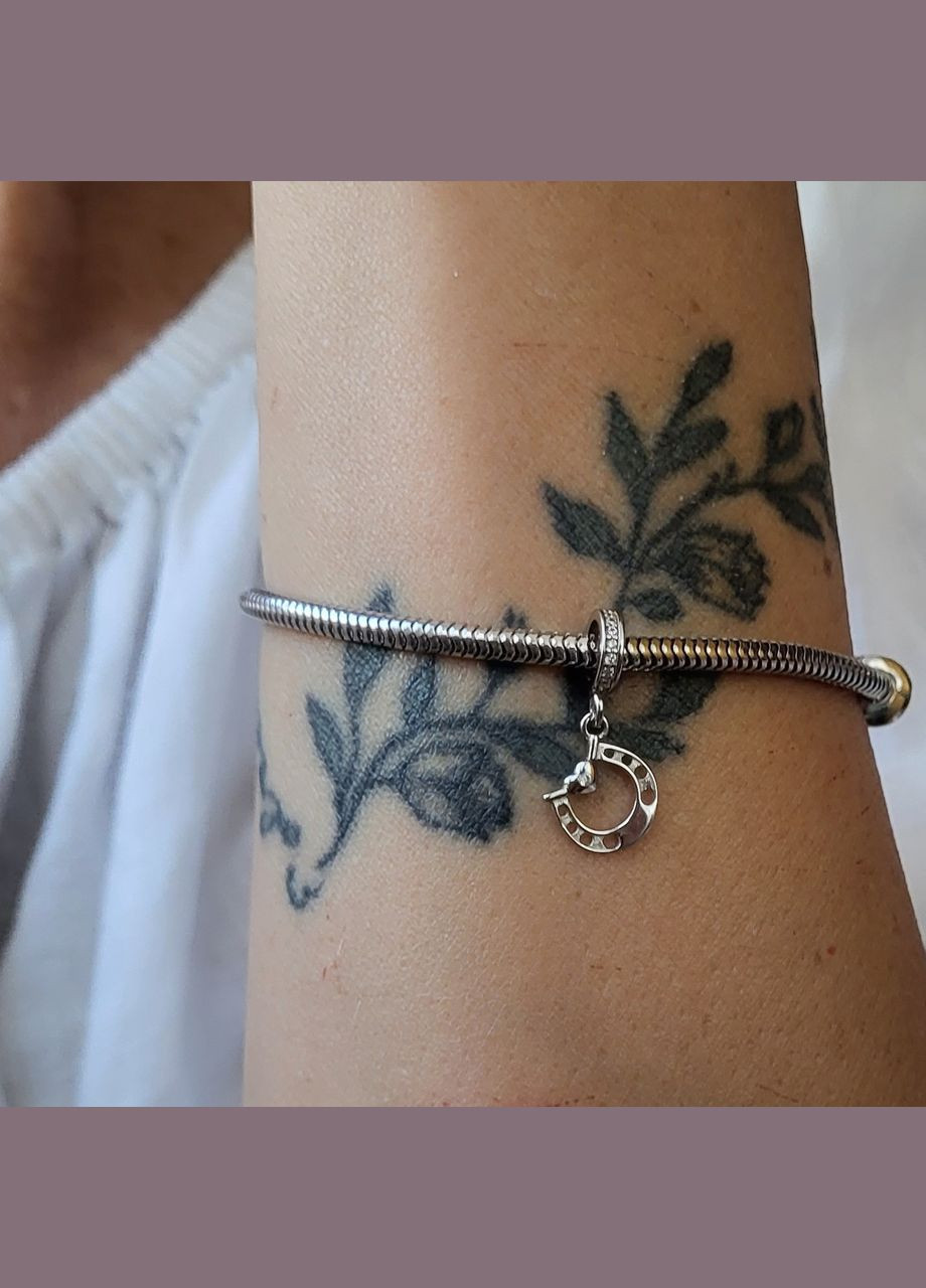 Серебряная шарм подвеска оберег Подкова с сердцем серебро 925 пробы Родированное (АРТ.1249п) 0.69г No Brand (316261673)