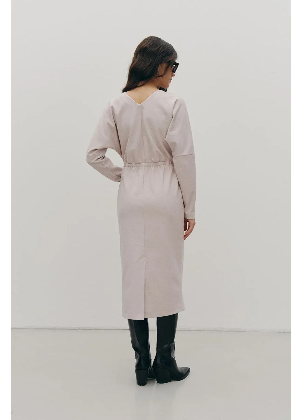 Светло-розовое теплое платье меди с брошью, цвет светло-розовый Rica Mare