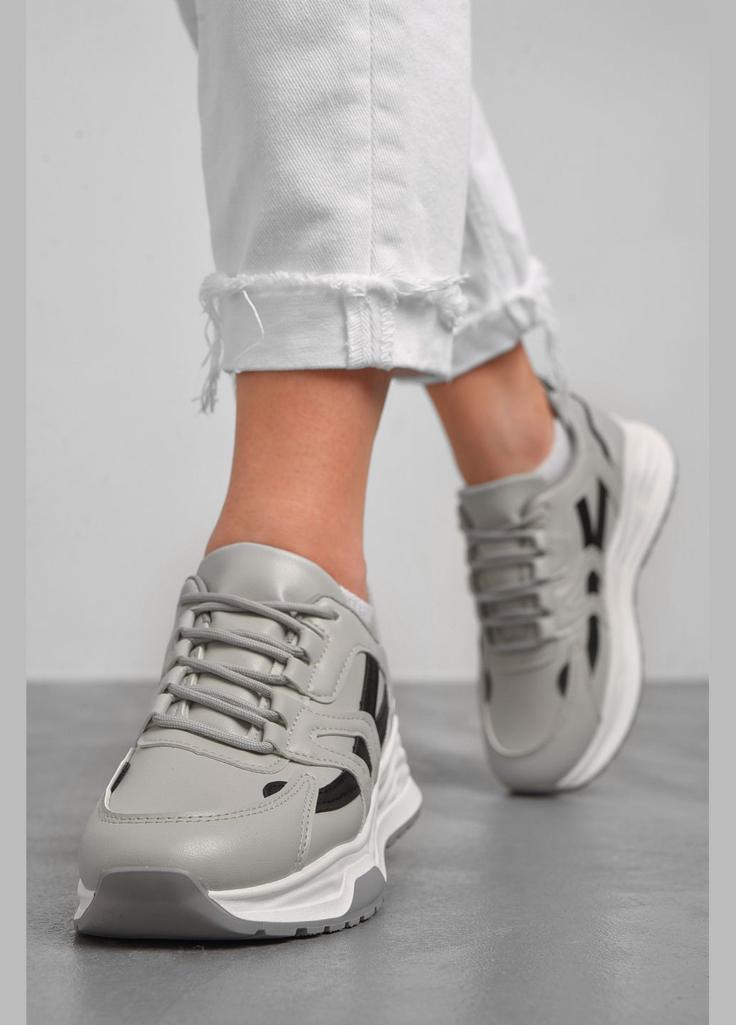 Сірі осінні кросівки жіночі сірого кольору на шнурівці Let's Shop