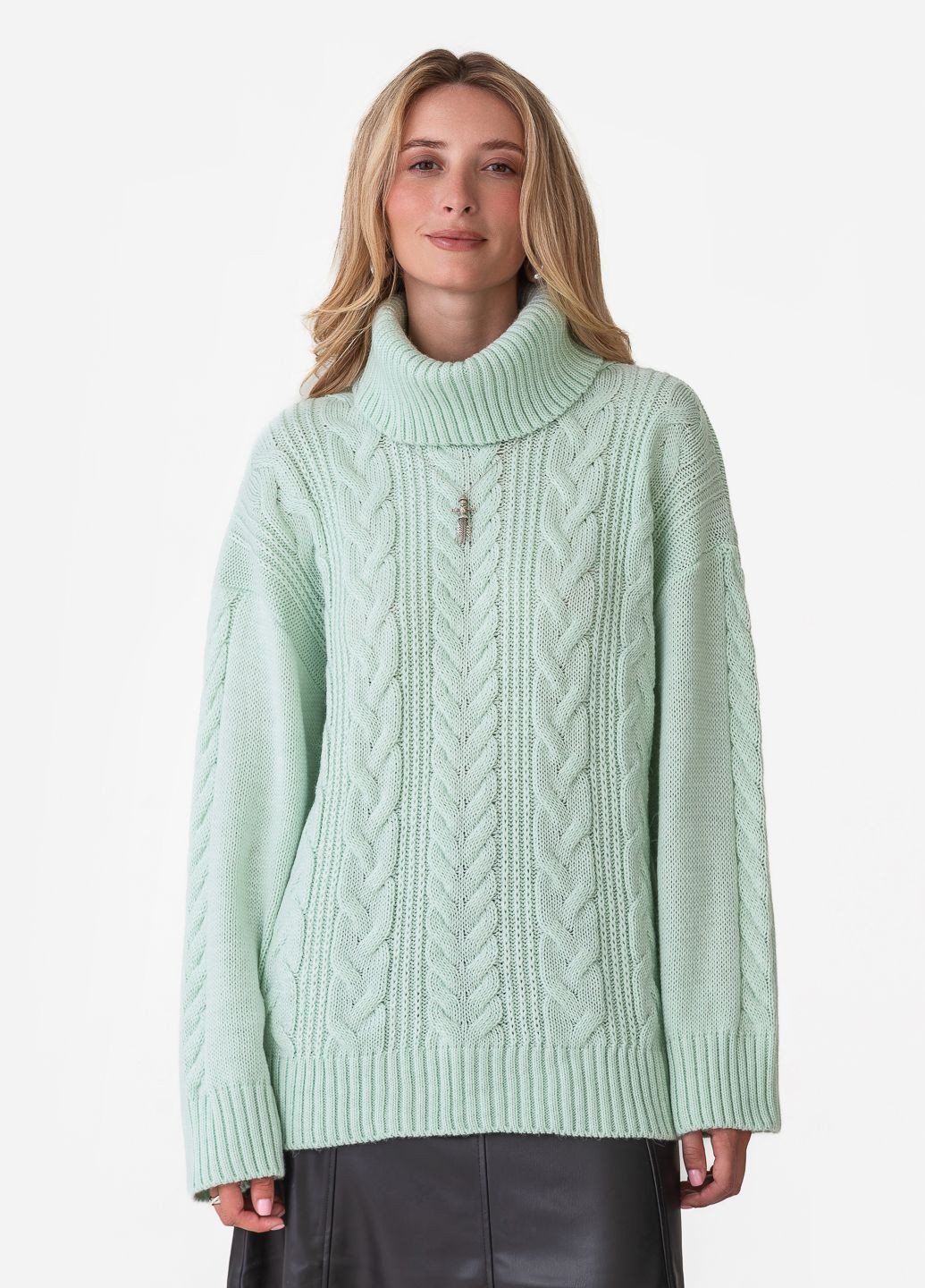 Мятный женский свитер крупной вязки «косами» и воротником-гольф. SVTR