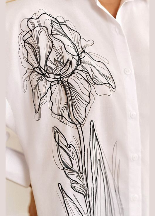 Біла сорочка жіноча вільна з малюнком квітів біла mkrm2354-01 Modna KAZKA