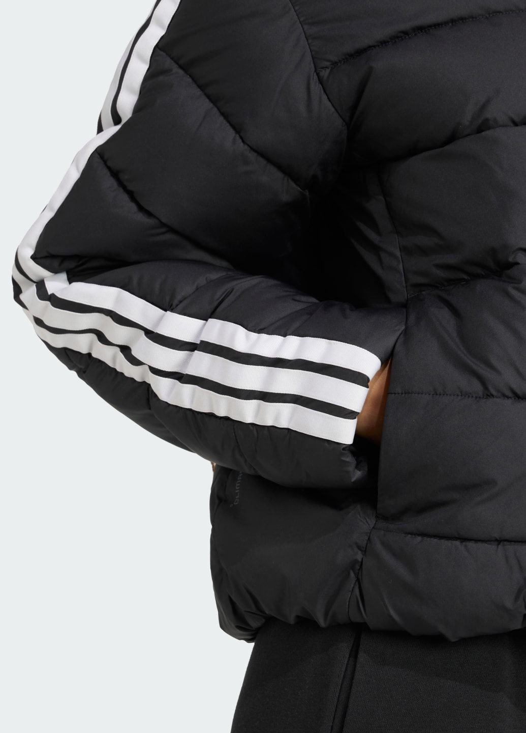 Черная демисезонная куртка essentials climawarm 3-stripes synthetic down adidas