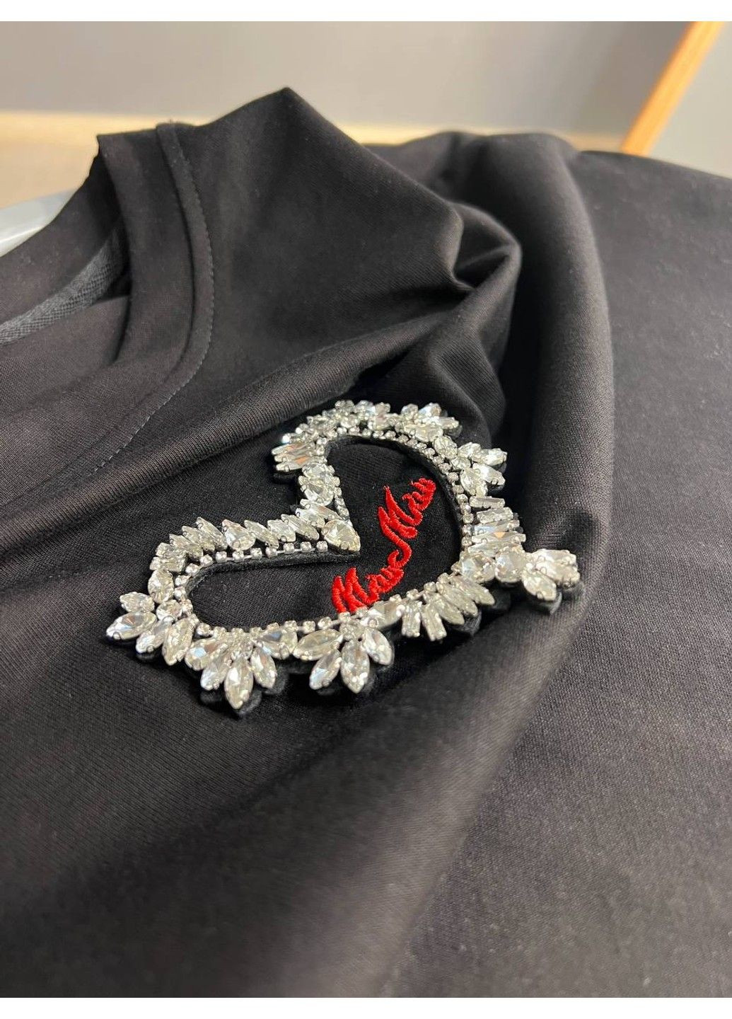 Футболка женская 046 оверсайз базовая однотонная с вышивкой сердце в камнях one size Anni - (325602826)