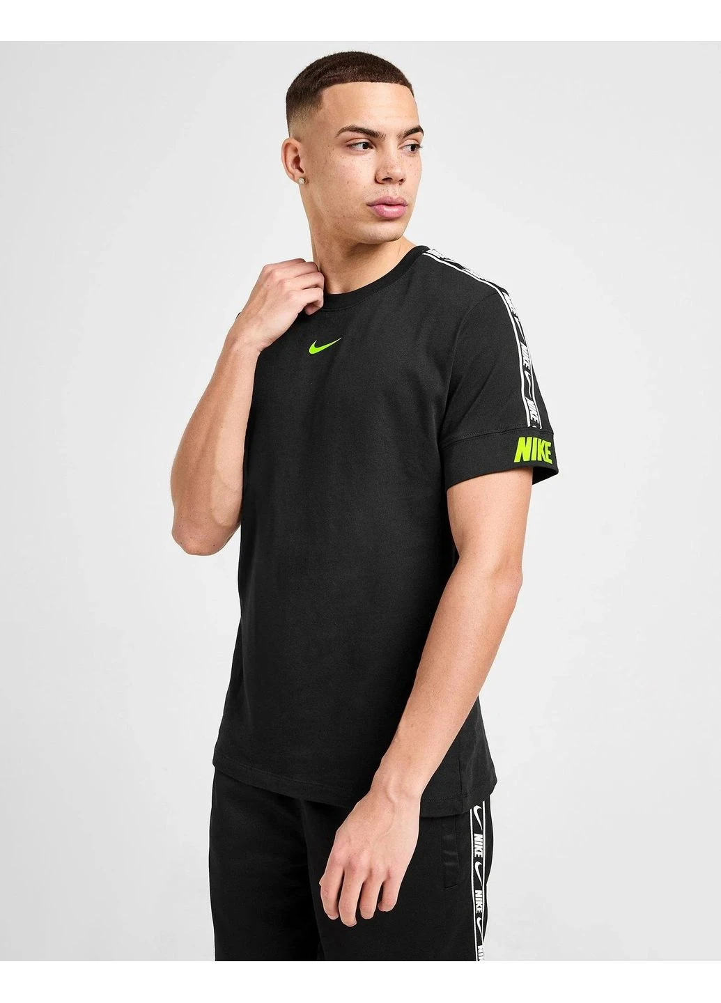 Чорна футболка sportswear repeat tee black hq1205-011 Nike