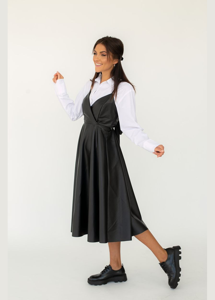 Летний женский сарафан из кожзама на тонких бретелях с клешной юбкой Liton однотонный