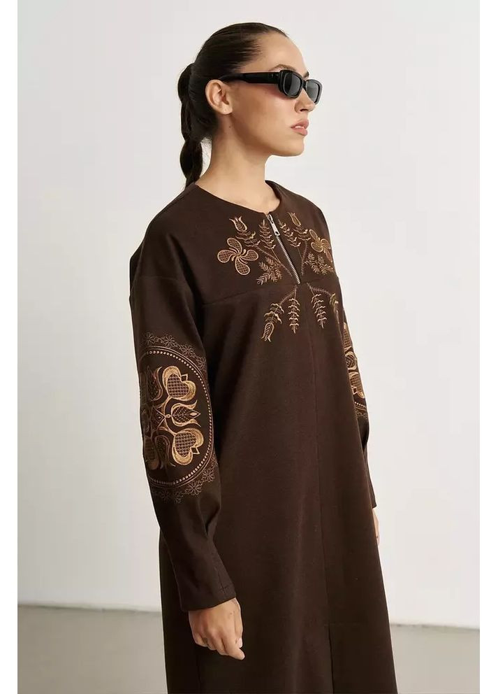 Коричневое повседневный женское тёплое платье с вышивкой mkrm4295 Rica Mare