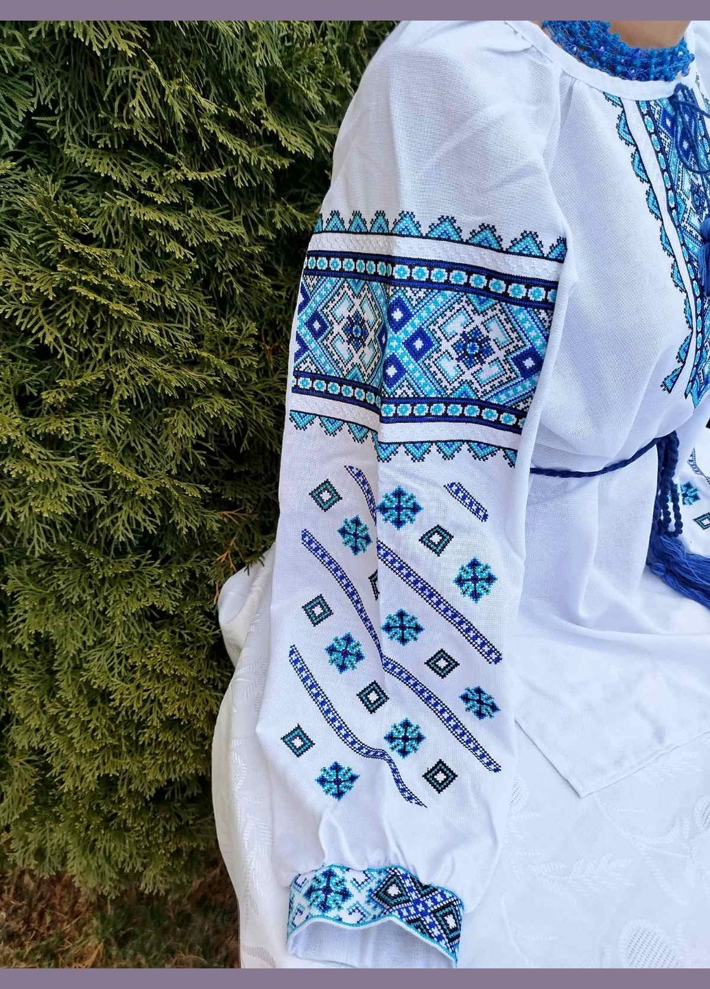 Синя вишиванка жіноча "квітковий орнамент синій" на білому натуральному домотканому полотні Прикарпатські Вишиванки візерунок геометричний пряма бавовна (323167459)