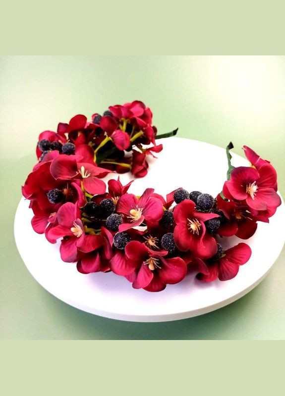 Ефектна корона з квітів винного кольору та темних покритих інеєм ягід + подарунок No Brand (342384791)