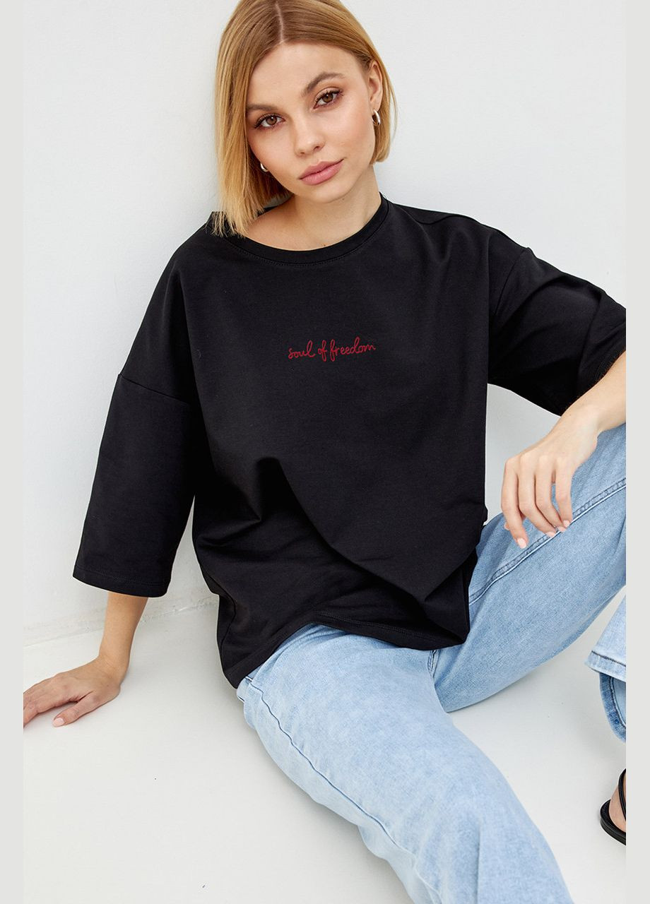 Жіноча базова футболка з вишитим написом чорна MKRM4066-3 Modna KAZKA - (271563252)
