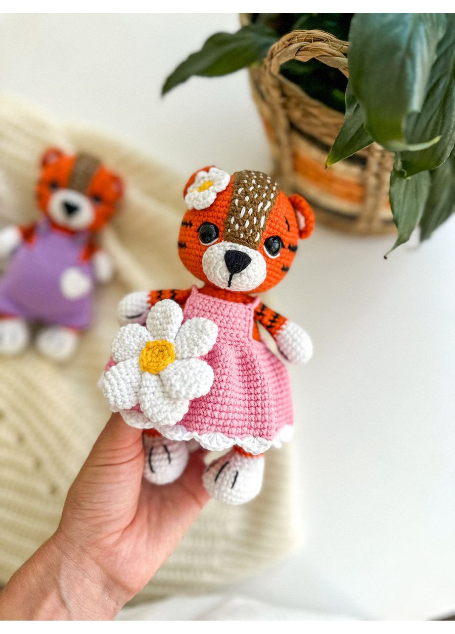 Амигуруми тигрёнок в платье с цветком – вязаная игрушка 19 см No Brand (352474121)
