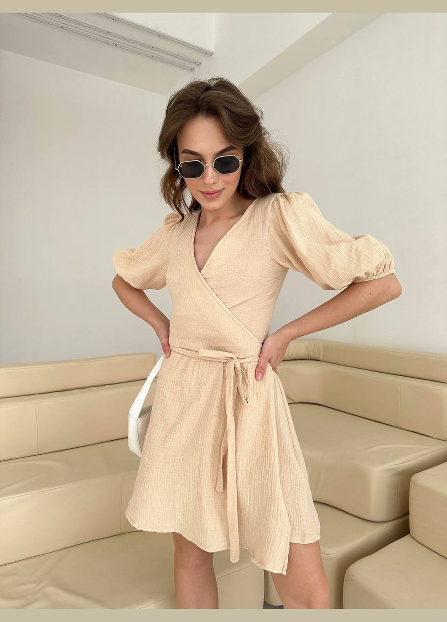 Бежевое кэжуал легкое муслиновое платье на запах на запах Adelante однотонное